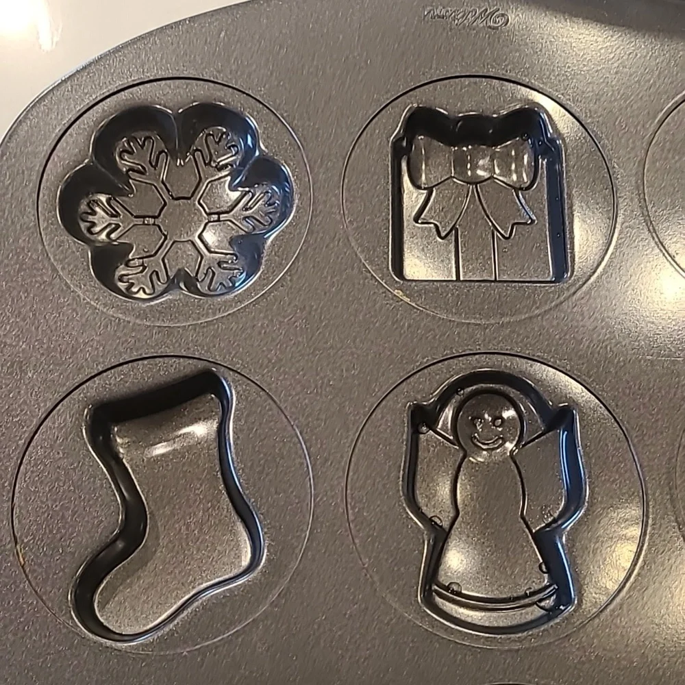 Like New Wilton Christmas Shape Cupcake tin
